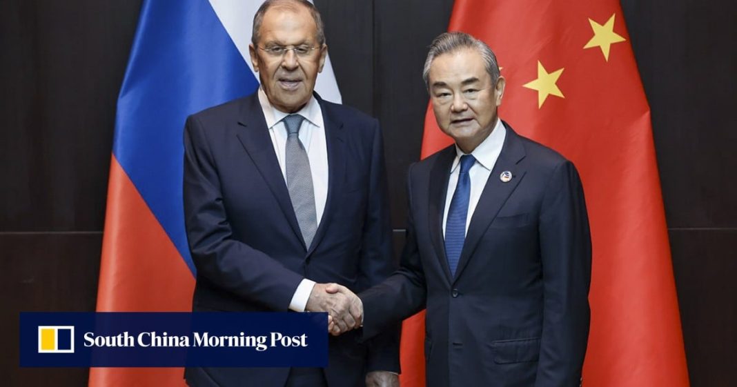 Rusia y China deben unir fuerzas en el Sudeste Asiático, dice Lavrov a Wang en la ASEAN
