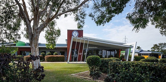 Los estudiantes del Ryan Catholic College (en la foto) se vieron obligados a permanecer en el aula mientras se desarrollaba el incidente en Canterbury Road en Kirwan, Townsville, a las 12 p. m. del jueves.