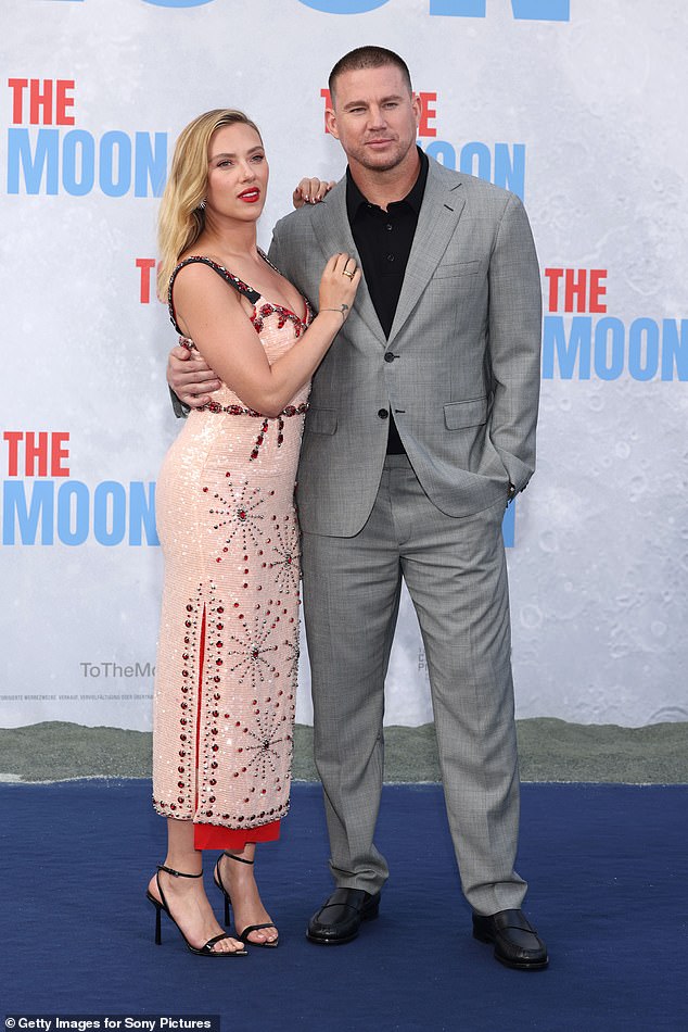 Scarlett Johansson lució una figura glamorosa al posar junto a su coprotagonista Channing Tatum en el estreno alemán de To The Moon en Berlín el miércoles.