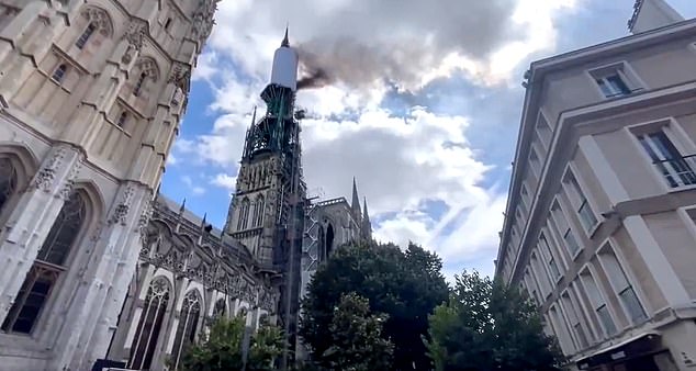 Se filmó un espeso humo negro saliendo de la torre principal de la Catedral de Rouen a última hora de la mañana, en una zona donde se estaban realizando obras de renovación.
