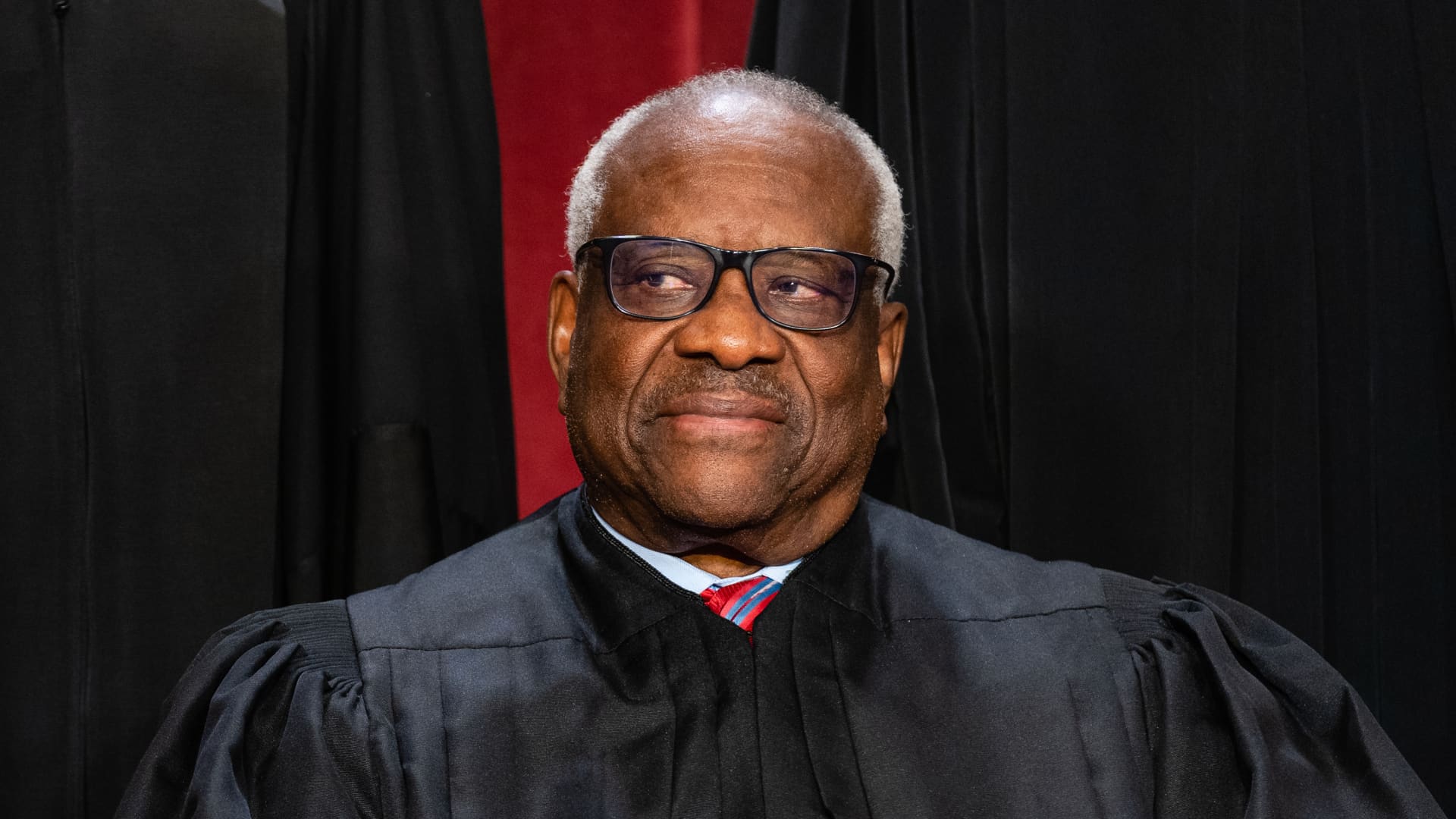 Senadores buscan investigación especial sobre juez de la Corte Suprema Clarence Thomas
