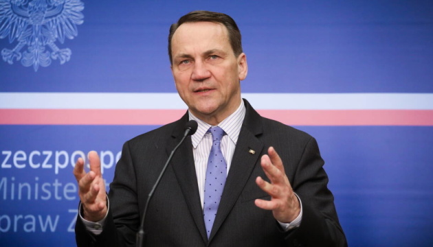 Sikorski pide a los países de la UE que levanten la prohibición de uso de armas de largo alcance por parte de Ucrania
