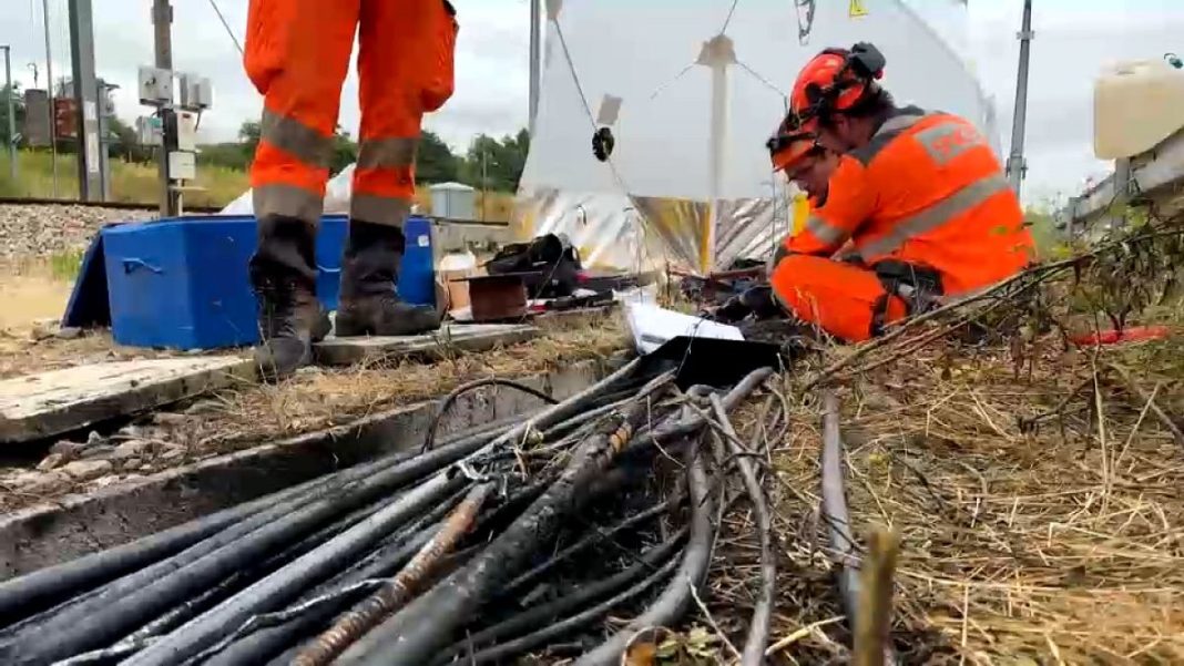 Técnicos reparan daños por incendio tras incendios provocados en ferrocarril francés
