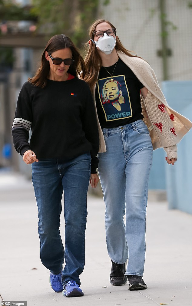 Jennifer Garner y su hija Violet Affleck, que usa mascarilla, pasean por Los Ángeles en mayo