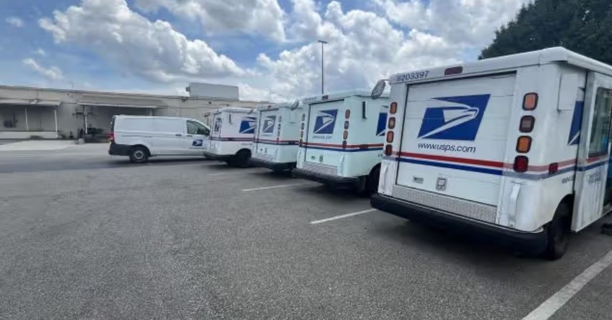 Trabajador postal de EE. UU. muere tras pasar horas en un camión de correo en un día de 35 grados
