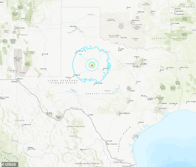 El USGS emitió un mapa con una estrella que señala el epicentro del lugar donde se originó el terremoto cerca de Hermleigh y la circunferencia azul mostraba dónde se extendió el choque inmediato.