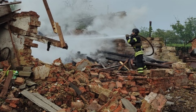 Tropas rusas bombardean una aldea en la región de Járkov y se produce un incendio
