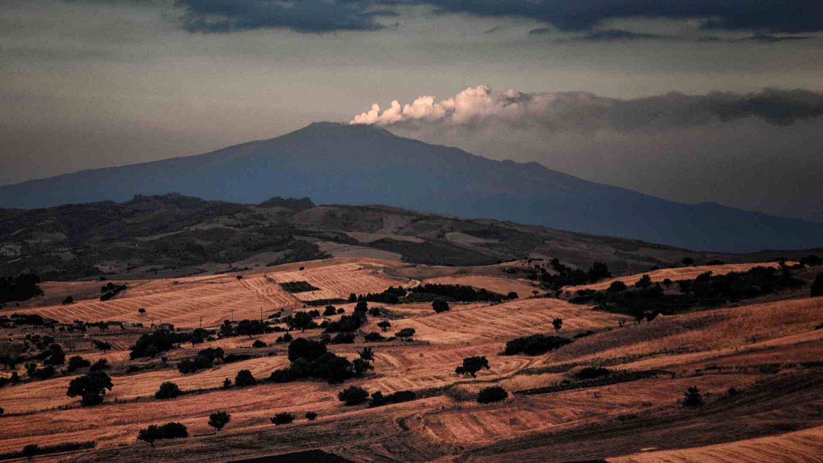 Turista estadounidense muere mientras escalaba el volcán Etna en Sicilia
