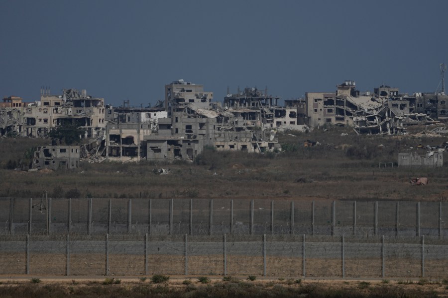 Un ataque aéreo israelí alcanza una escuela que alberga a personas en Gaza, matando al menos a 30 personas
