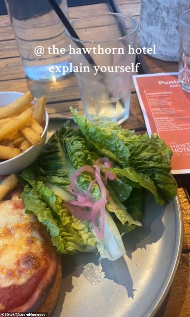 Chloe Joyce pidió un pollo a la parmesana, que se sirvió con papas fritas y una ensalada de la casa que incluía tiras de lechuga romana (en la foto)