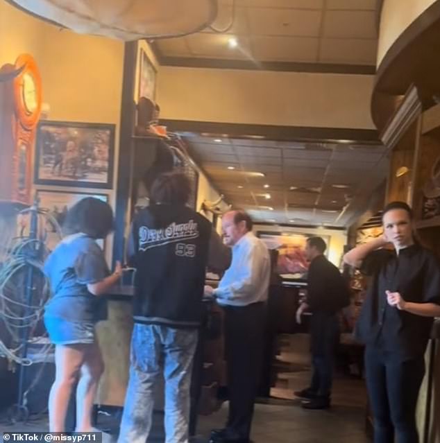 Un hombre y una mujer no identificados fueron atrapados tratando de salir de un restaurante LongHorn Steakhouse antes de darse cuenta de que ella dejó su bolso atrás.