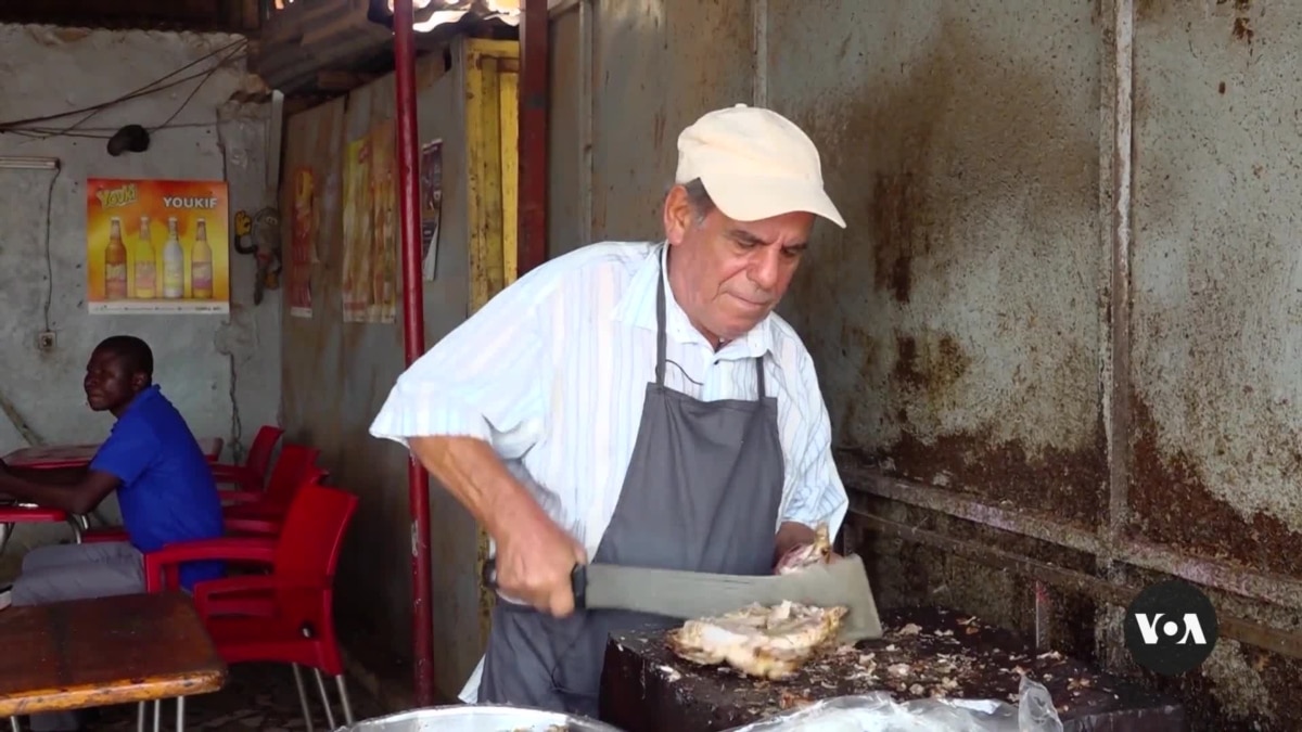 Un expatriado italiano lleva la cocina de cerdo a Uagadugú, Burkina Faso
