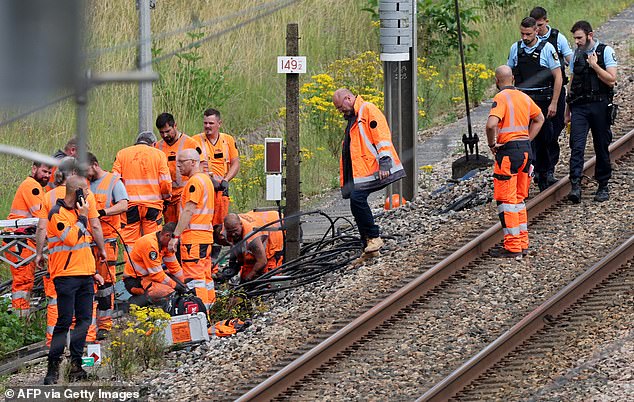 Los empleados de la SNCF y los gendarmes franceses inspeccionan la escena de un presunto ataque a la red ferroviaria de alta velocidad en Croiselles, en el norte de Francia, el 26 de julio de 2024