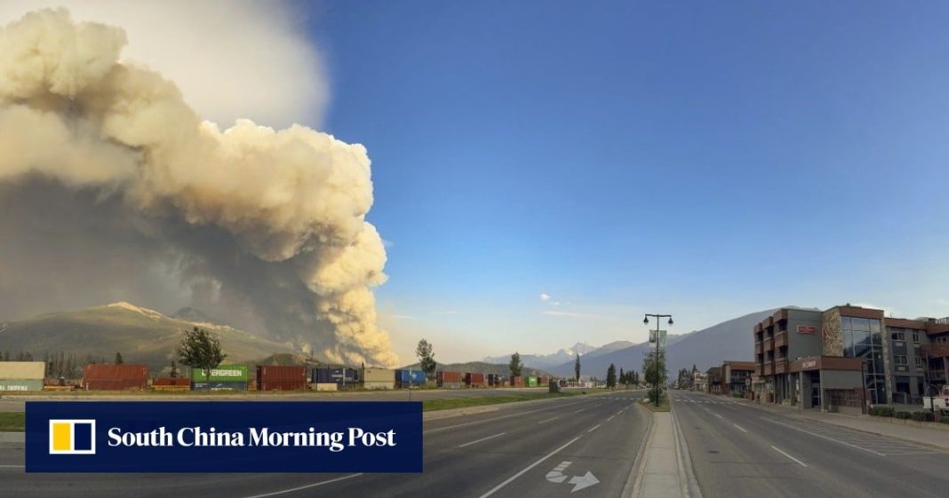 Un incendio forestal de rápida propagación en las Montañas Rocosas canadienses devasta la ciudad de Jasper
