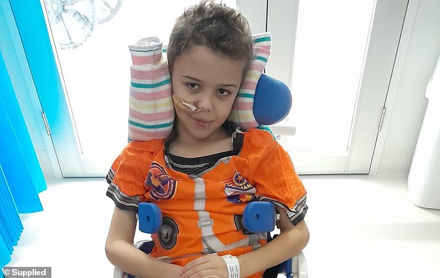 Cruz Botha-Blake alertó a sus padres sobre su dolor de cuello el 5 de junio y le dieron una compresa caliente para aliviar el dolor.