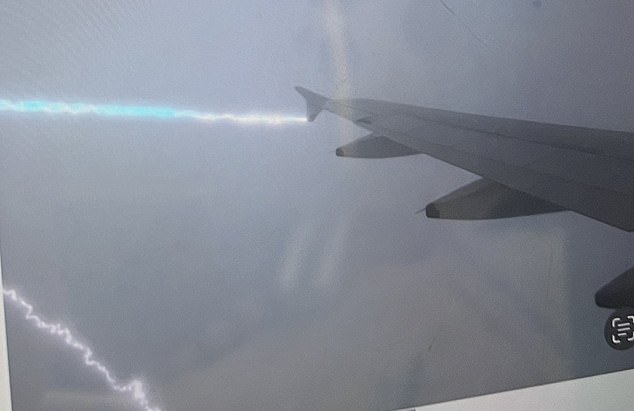 Un rayo ha alcanzado a un avión de British Airways cuando se aproximaba al aeropuerto de Heathrow. Un pasajero compartió esta imagen, que según dijo fue tomada desde el vuelo