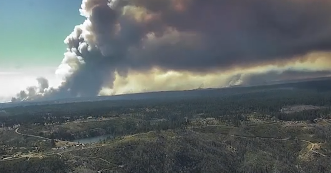 Un video en time-lapse captura un 'remolino de fuego' mientras los incendios queman miles de acres en Estados Unidos y Canadá
