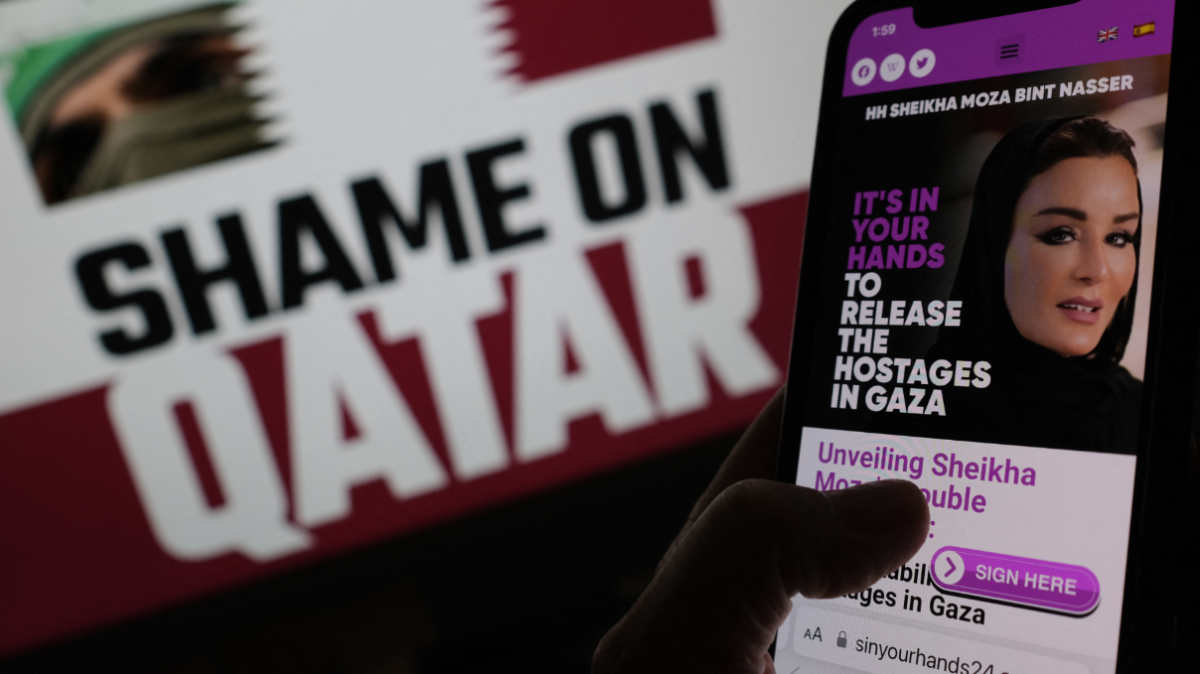 Una campaña de desprestigio apuntó contra Qatar con videos y anuncios deepfake en Times Square de Nueva York
