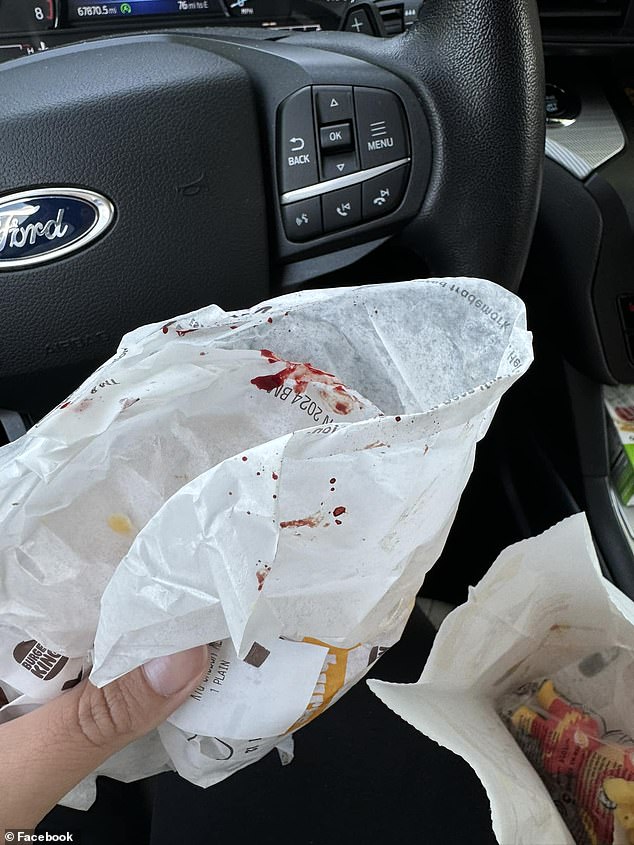 Una madre de Nueva York se sorprendió al encontrar que la comida de Burger King de su hija estaba salpicada de sangre.