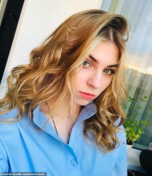 Ksenia Vodyanitskaya (en la foto), de 23 años, se cayó de la ventana de su apartamento del piso 15 de un edificio residencial que compartía con su novio Konstantin, de 24 años, en la ciudad rusa de San Petersburgo.