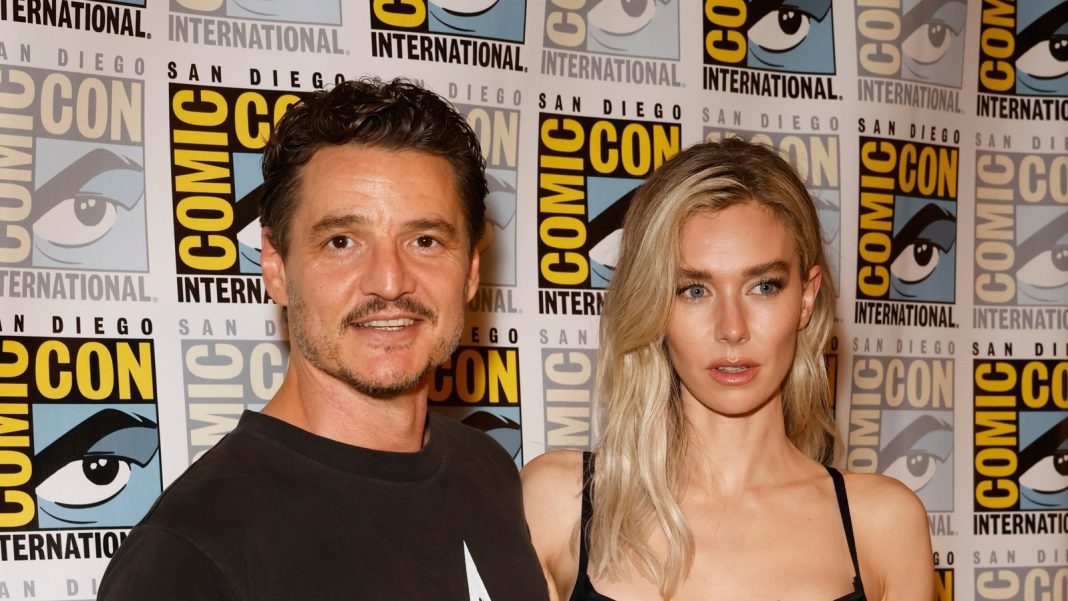 Vanessa Kirby consuela a su 'ansioso' compañero de reparto de Los Cuatro Fantásticos, Pedro Pascal, en el escenario de la Comic-Con; Julia Fox dice: 'La amo'
