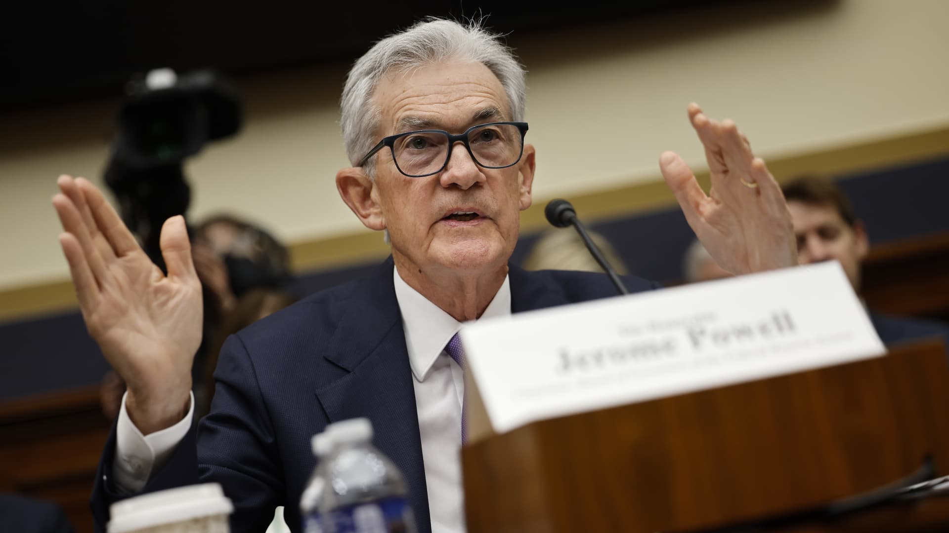 Vea al presidente de la Reserva Federal, Jerome Powell, testificar en vivo ante el panel bancario del Senado
