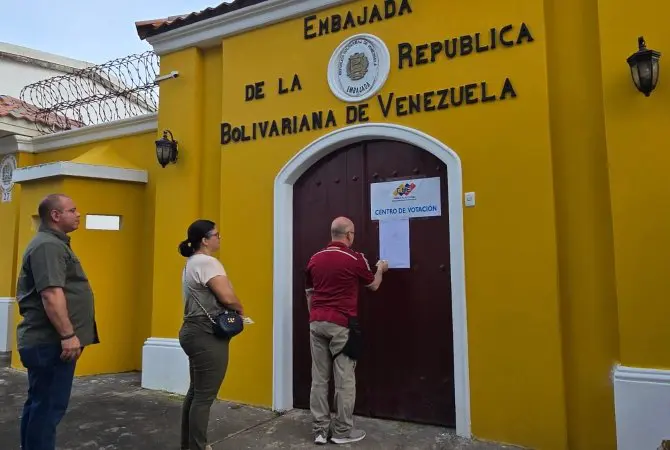 Venezolanos en el exterior ejercen su derecho al voto en la Embajada de Venezuela - teleSUR
