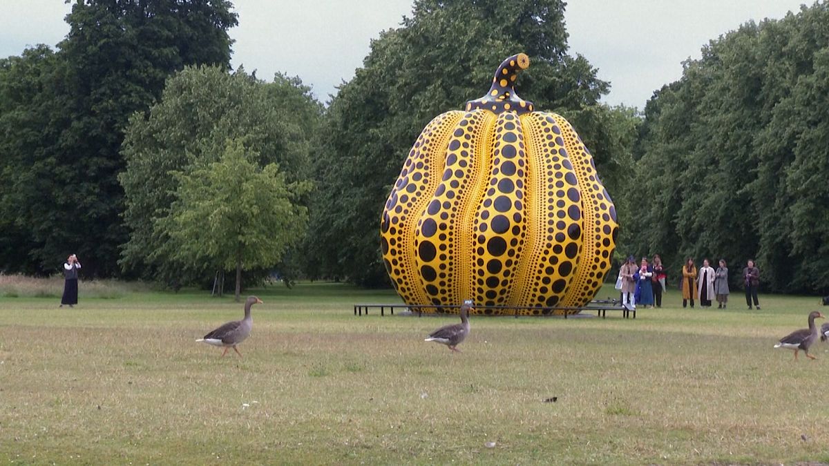 Vídeo. La calabaza gigante amarilla de Londres, la última obra maestra de Yayoi Kusama
