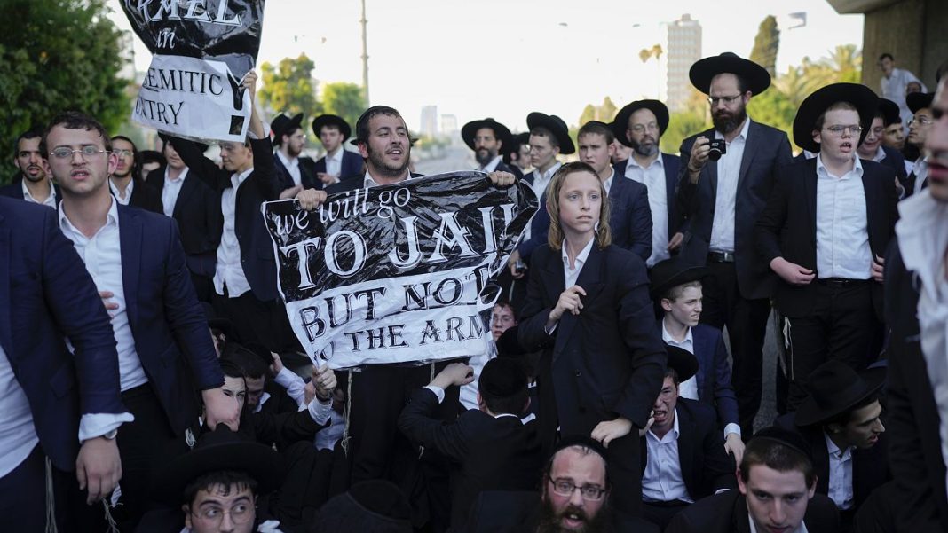 Vídeo. VÍDEO: Hombres judíos ultraortodoxos bloquean una carretera en Israel
