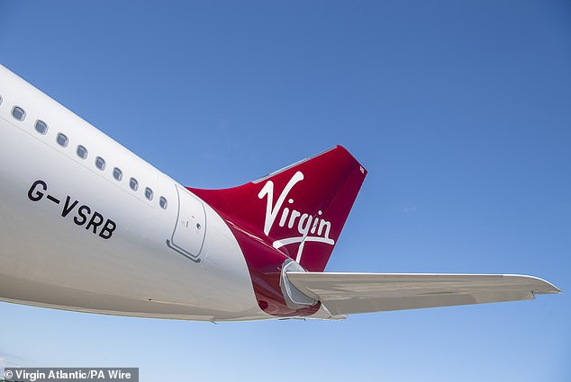 El pasajero se desplomó en el vuelo de Virgin Australia alrededor de las 9.30 a. m. del lunes.