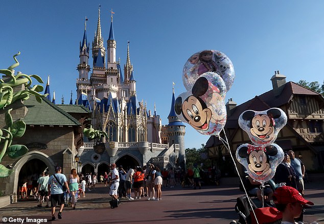 La información filtrada incluye conversaciones sobre la gestión del sitio web corporativo de Disney, el desarrollo de software y las evaluaciones de los solicitantes de empleo, y los datos se remontan al menos a 2019, según un informe del Wall Street Journal del lunes.