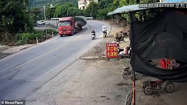 Una carretera en China se cubrió de cerveza después de que un conductor de camión girara en una curva demasiado rápido, lo que provocó que su carga de cerveza se derramara en el asfalto.