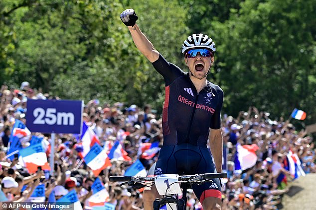 El británico Thomas Pidcock celebra su victoria tras ganar la prueba masculina de ciclismo de montaña cross-country durante los Juegos Olímpicos de París 2024 en Elancourt Hill en las circunstancias más extraordinarias