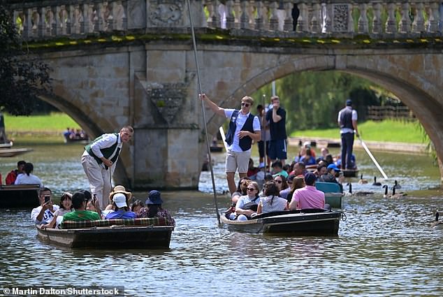 CAMBRIDGE: Los apostadores en el río Cam ayer aprovecharon al máximo el clima cálido