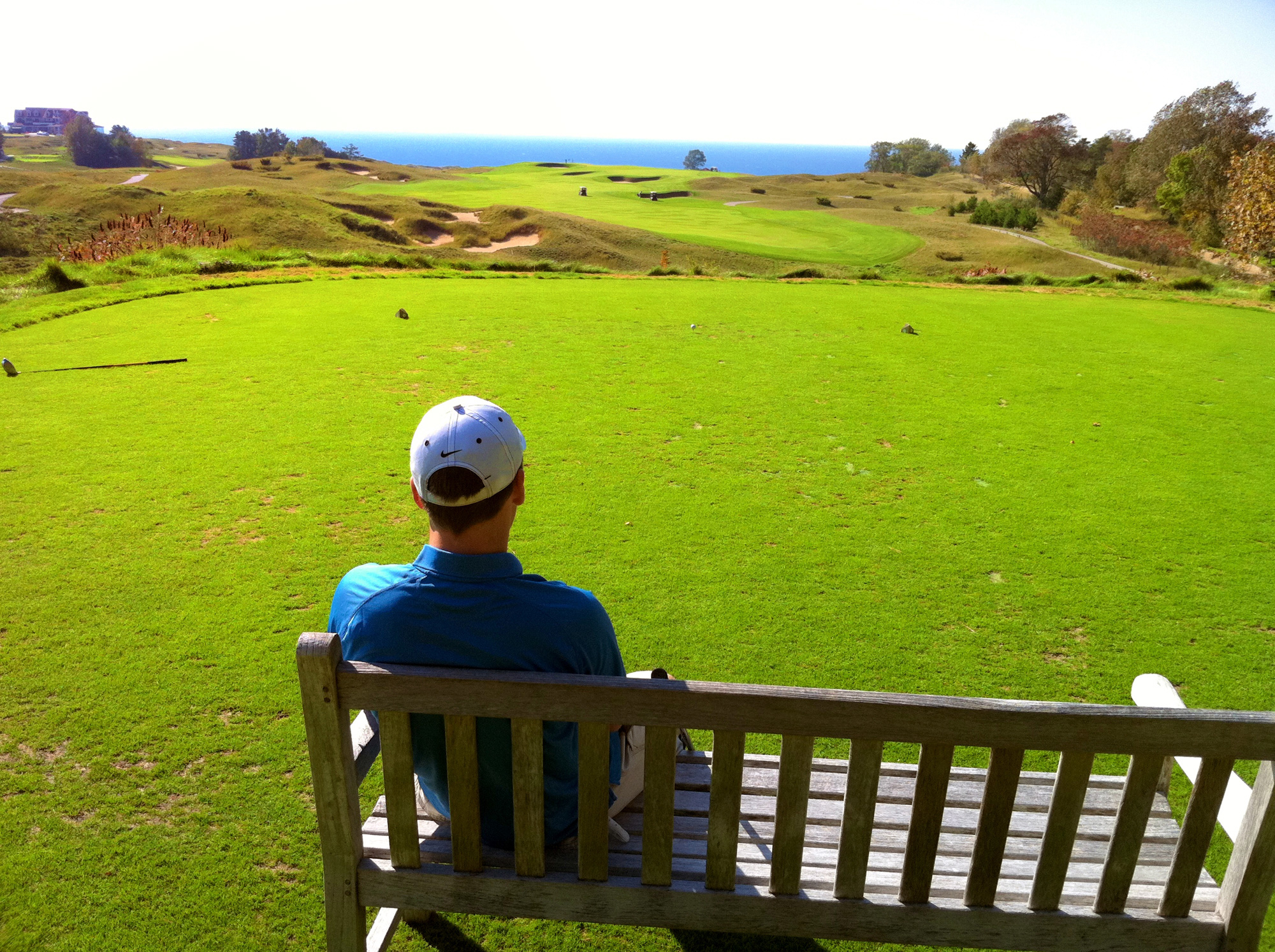 ¿Cuánto tiempo debería llevar jugar una ronda de golf de 18 hoyos?
