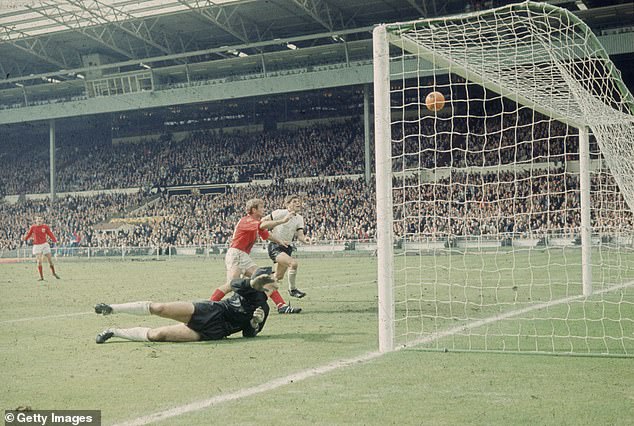 Los científicos dan su veredicto sobre si el tercer gol de Inglaterra en la final del Mundial de 1966 realmente cruzó la línea