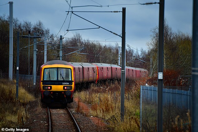 Un tren de Royal Mail fotografiado saliendo del Centro de Distribución Escocés el 14 de diciembre de 2016