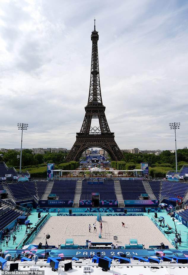 Vista general durante la sesión de entrenamiento de voleibol de playa en el Estadio de la Torre Eiffel en París