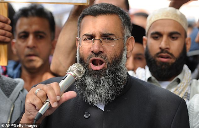 Anjem Choudary se enfrenta a cadena perpetua después de que una investigación sin precedentes descubriera que estaba reclutando seguidores en Brasil, Canadá y Estados Unidos.