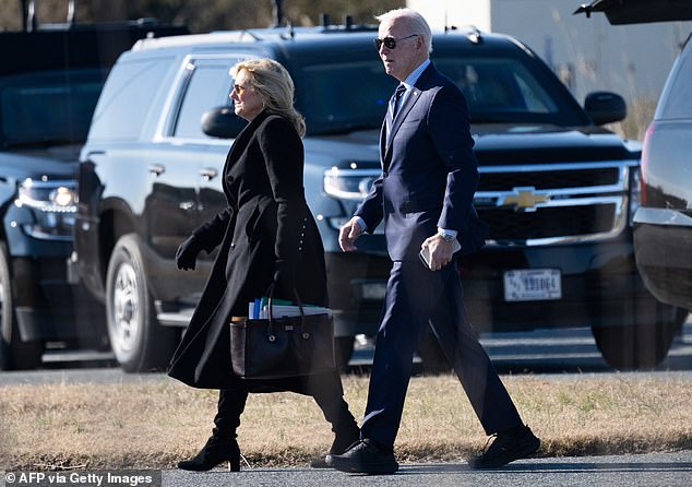 Jill Biden ha estado con su esposo Joe Biden en Rehoboth mientras tomaba su decisión sobre la carrera presidencial de 2024; arriba de la pareja en su casa de playa en febrero.