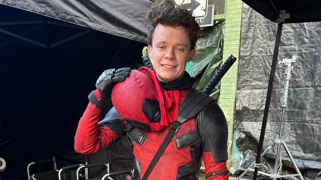 ¿Viste al hermano de Tom Holland en Deadpool y Wolverine? Ni siquiera Ryan Reynolds lo vio
