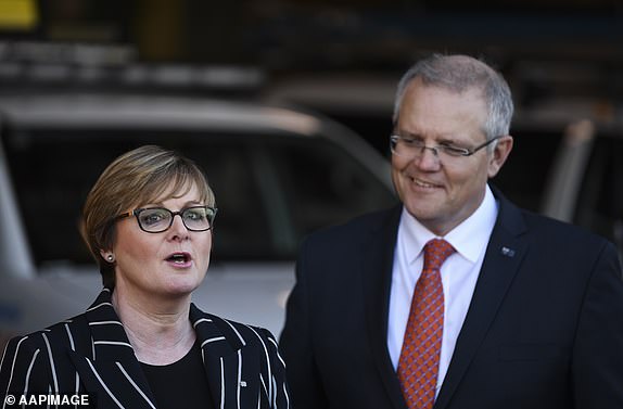 El primer ministro australiano, Scott Morrison (derecha), y la ministra adjunta del Interior, la senadora Linda Reynolds, hablan con los medios después de un desayuno con barbacoa del Servicio Rural de Bomberos de Nueva Gales del Sur en Queanbeyan, cerca de Canberra, el jueves 13 de septiembre de 2018. (Imagen de AAP/Lukas Coch) SIN ARCHIVO