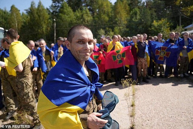 Un prisionero de guerra ucraniano reacciona después de un intercambio, en medio del ataque de Rusia a Ucrania