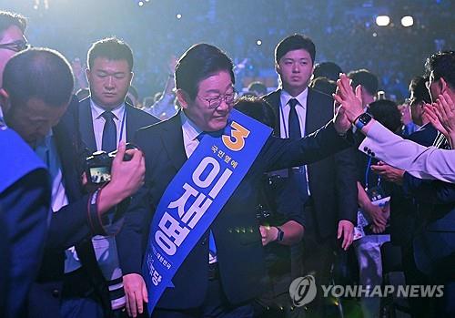 (2nd LD) Ex-DP leader Lee wins second term as party leader at national convention