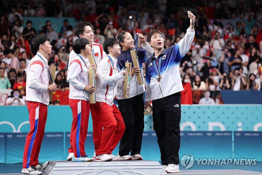 (2nd LD) N. Korean Olympic athletes receiving Samsung smartphones could violate U.N. sanctions: Seoul