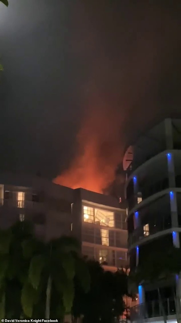 El helicóptero se estrelló contra el techo del hotel Double Tree de Hilton en Cairns y provocó un enorme incendio (en la foto)