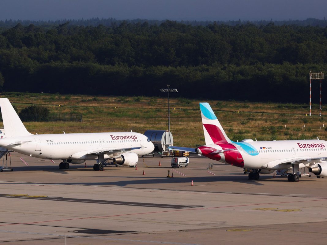 Activistas climáticos protestan en cuatro aeropuertos alemanes y detienen el tráfico
