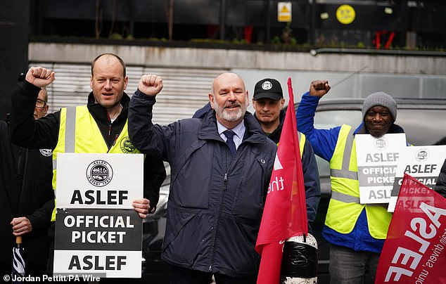 El secretario general de Aslef, Mick Whelan, en el piquete en la estación de tren de Euston en Londres el 5 de abril