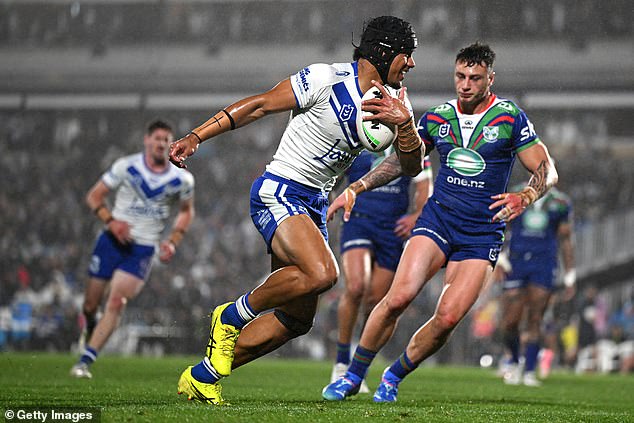 Los fanáticos del fútbol hartos acusaron a la NRL de tener un doble rasero después de que un brutal tiro alto del capitán de los Bulldogs, Stephen Crichton (en la foto), el viernes por la noche, quedó impune.