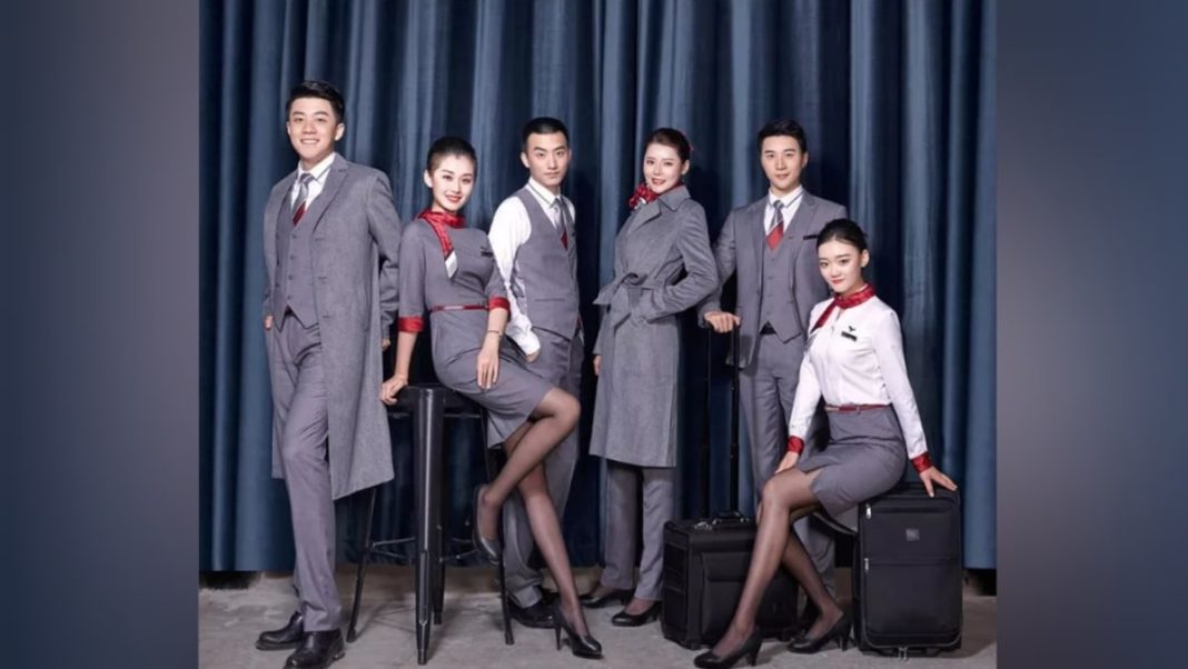 Adiós tacones altos, moda de zapatos planos: el cambio de reglas para la tripulación de cabina de una aerolínea china genera llamados para que más aerolíneas tomen medidas similares
